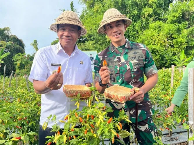 Gerak jalan merupakan salah satu kegiatan yang tak hanya menyenangkan, tetapi juga mendidik bagi siswa-siswa di Indonesia. Kegiatan ini sering diselenggarakan sebagai bagian dari peringatan hari-hari besar nasional, termasuk peringatan Kemerdekaan Republik Indonesia. Di Kabupaten Buleleng, salah satu acara yang menarik perhatian adalah gerak jalan 8 km yang diikuti oleh berbagai sekolah dasar (SD). Pelaksanaan acara ini tidak hanya bertujuan untuk mempromosikan olahraga dan kebugaran, tetapi juga untuk memupuk rasa kebersamaan dan persatuan di kalangan siswa. Dalam konteks ini, Penjabat (Pj) Bupati Buleleng mengeluarkan permintaan kepada juri agar melakukan penilaian secara objektif terhadap peserta gerak jalan tersebut. Artikel ini akan membahas beberapa aspek penting terkait permintaan tersebut melalui empat sub judul yang mendalam. 1. Pentingnya Penilaian Objektif dalam Acara Gerak Jalan Penilaian objektif dalam acara gerak jalan sangat penting untuk memastikan bahwa setiap peserta mendapatkan perlakuan yang adil. Kegiatan ini melibatkan banyak sekolah dan siswa, sehingga diperlukan sistem penilaian yang transparan dan tidak memihak. Penilaian yang objektif membantu mengurangi risiko kecurangan, baik yang dilakukan oleh peserta maupun panitia. Dengan adanya penilaian yang adil, setiap peserta dapat lebih termotivasi untuk berpartisipasi dan menunjukkan kemampuan terbaik mereka. Penilaian yang objektif juga berkontribusi pada penciptaan pengalaman yang lebih baik bagi siswa. Ketika siswa merasa bahwa mereka dinilai secara adil, mereka cenderung merasa lebih dihargai dan dihormati. Ini tidak hanya berdampak pada semangat juang mereka di acara tersebut, tetapi juga pada kesejahteraan emosional mereka secara keseluruhan. Dalam konteks pendidikan, penilaian yang adil dapat meningkatkan rasa percaya diri siswa dan menciptakan lingkungan yang lebih positif. Lebih lanjut, penilaian objektif dapat menjadi bahan evaluasi bagi pihak sekolah dalam rangka perbaikan kegiatan di masa mendatang. Data yang diperoleh dari penilaian dapat dianalisis untuk mengetahui aspek mana yang perlu ditingkatkan. Ini akan membantu sekolah dalam merancang acara yang lebih baik dan lebih bermanfaat bagi siswa di masa mendatang. Selain itu, penilaian yang baik juga dapat memberikan umpan balik yang konstruktif bagi siswa untuk meningkatkan kemampuan mereka di bidang olahraga. Dalam konteks gerak jalan di Kabupaten Buleleng, pentingnya penilaian objektif menjadi lebih jelas dengan adanya permintaan dari Penjabat Bupati. Hal ini menunjukkan komitmen pemerintah daerah dalam menciptakan acara yang berkualitas dan bermanfaat bagi masyarakat. Penilaian yang objektif bukan hanya akan membantu dalam menentukan pemenang, tetapi juga akan memberikan pelajaran berharga bagi seluruh peserta tentang nilai-nilai kejujuran, integritas, dan sportivitas. 2. Manfaat Gerak Jalan bagi Kesehatan dan Kebugaran Siswa Gerak jalan sebagai bentuk aktivitas fisik memiliki banyak manfaat bagi kesehatan dan kebugaran siswa. Pertama-tama, gerak jalan dapat meningkatkan stamina dan daya tahan tubuh. Dengan melakukan aktivitas fisik secara rutin, siswa akan belajar untuk menjaga kebugaran fisik mereka. Hal ini sangat penting, mengingat banyaknya aktivitas sedentari yang dilakukan anak-anak saat ini, terutama dengan adanya gadget yang menjadi bagian dari kehidupan sehari-hari mereka. Selain itu, gerak jalan juga dapat membantu dalam mengontrol berat badan. Di era di mana masalah obesitas di kalangan anak-anak semakin meningkat, kegiatan fisik seperti gerak jalan memainkan peranan penting dalam menjaga kesehatan tubuh. Kegiatan ini juga mendorong siswa untuk lebih aktif dan mengurangi risiko penyakit yang berhubungan dengan gaya hidup tidak aktif. Manfaat lainnya adalah peningkatan kesehatan mental. Kegiatan fisik, termasuk gerak jalan, telah terbukti dapat mengurangi stres, kecemasan, dan depresi. Saat siswa berpartisipasi dalam gerak jalan, mereka tidak hanya berolahraga, tetapi juga bersosialisasi dengan teman-teman mereka. Interaksi sosial ini dapat membantu memperbaiki suasana hati dan memberikan dukungan emosional yang sangat diperlukan. Gerak jalan juga memberikan kesempatan bagi siswa untuk belajar tentang pentingnya kerja sama dan tim. Dalam kegiatan ini, siswa tidak hanya berfokus pada diri sendiri, tetapi juga perlu bekerja sama dengan teman-teman mereka. Mereka belajar untuk saling mendukung dan mendorong satu sama lain, yang pada gilirannya membangun rasa komunitas dan persahabatan. Di Buleleng, kegiatan gerak jalan 8 km yang diadakan oleh berbagai sekolah dasar memberikan platform yang sempurna bagi siswa untuk merasakan manfaat ini. Dengan dukungan dari pemerintah dan masyarakat, kegiatan ini diharapkan dapat menjadi agenda rutin yang tidak hanya menyenangkan, tetapi juga mendidik bagi generasi muda. 3. Peran Pemerintah dalam Mendukung Kegiatan Gerak Jalan Peran pemerintah sangat penting dalam mendukung kegiatan gerak jalan, terutama di tingkat daerah seperti Kabupaten Buleleng. Pemerintah tidak hanya berfungsi sebagai penyelenggara, tetapi juga sebagai fasilitator yang menyediakan sumber daya dan infrastruktur yang diperlukan. Dengan dukungan dari pemerintah, kegiatan gerak jalan dapat berlangsung dengan baik dan mencapai tujuannya. Salah satu bentuk dukungan yang dapat diberikan oleh pemerintah adalah penyediaan lokasi yang aman dan nyaman untuk pelaksanaan gerak jalan. Infrastruktur yang baik seperti jalan yang terawat dan area yang bebas dari bahaya sangat penting untuk keselamatan peserta. Pemerintah juga dapat berperan dalam menyediakan peralatan dan fasilitas pendukung lainnya, seperti tempat pendaftaran, area istirahat, dan tim medis yang siap sedia. Selain itu, pemerintah juga memiliki tanggung jawab untuk mengedukasi masyarakat tentang pentingnya kegiatan fisik dan olahraga. Melalui kampanye dan program-program penyuluhan, pemerintah dapat meningkatkan kesadaran masyarakat tentang manfaat gerak jalan bagi kesehatan dan kebugaran. Dengan meningkatnya kesadaran, diharapkan lebih banyak masyarakat yang terlibat dalam kegiatan ini, baik sebagai peserta maupun pendukung. Selanjutnya, dukungan dari pemerintah juga dapat berupa penganggaran dana untuk kegiatan gerak jalan. Dengan adanya dana yang cukup, panitia penyelenggara dapat merencanakan acara dengan lebih baik dan lebih profesional. Hal ini akan berpengaruh pada kualitas acara dan pengalaman peserta. Penjabat Bupati Buleleng yang meminta penilaian objektif dari juri juga merupakan salah satu bentuk perhatian pemerintah dalam menjaga kualitas acara. Terakhir, pemerintah juga harus memastikan bahwa semua peserta, tanpa terkecuali, diberikan kesempatan yang sama untuk berpartisipasi. Hal ini penting untuk menciptakan inklusivitas dalam kegiatan gerak jalan, sehingga siswa dari berbagai latar belakang dapat merasakan manfaat yang sama. Dengan semua dukungan ini, kegiatan gerak jalan di Buleleng dapat menjadi contoh bagi daerah lain di Indonesia dalam menyelenggarakan acara serupa. 4. Membangun Kebersamaan dan Persatuan Melalui Gerak Jalan Gerak jalan bukan hanya sekadar kegiatan fisik, tetapi juga sarana untuk membangun kebersamaan dan persatuan di kalangan siswa. Dalam konteks Indonesia yang kaya akan keberagaman, kegiatan ini menjadi momen yang sangat berarti untuk menumbuhkan rasa saling menghormati dan memahami antar sesama. Ketika siswa dari berbagai sekolah berkumpul dalam satu acara, mereka memiliki kesempatan untuk berinteraksi dan berkolaborasi, yang pada akhirnya dapat memperkuat tali persaudaraan. Melalui kegiatan gerak jalan, siswa belajar bahwa mereka adalah bagian dari masyarakat yang lebih besar. Mereka tidak hanya berkompetisi dalam olahraga tetapi juga merayakan kebersamaan sebagai satu komunitas. Ini adalah nilai penting yang harus ditanamkan sejak dini, agar siswa memahami arti persatuan dalam keragaman. Kebersamaan yang dibangun selama gerak jalan dapat meningkatkan rasa solidaritas di antara siswa. Mereka belajar untuk saling mendukung, baik dalam keadaan menang maupun kalah. Pengalaman ini akan membentuk karakter siswa menjadi lebih baik, serta menanamkan nilai-nilai sportivitas, kejujuran, dan kerja sama. Siswa yang memiliki pengalaman positif dalam kegiatan bersama cenderung mengembangkan hubungan sosial yang baik di luar kegiatan tersebut. Di Buleleng, dengan adanya acara gerak jalan 8 km yang melibatkan berbagai sekolah dasar, siswa memiliki kesempatan untuk belajar dan tumbuh bersama. Selain itu, dukungan dari orang tua dan masyarakat juga sangat penting dalam menciptakan atmosfer yang positif. Ketika seluruh elemen masyarakat terlibat, maka kebersamaan dan persatuan yang diharapkan dapat tercapai dengan lebih baik. Acara ini juga dapat dijadikan sebagai platform untuk meningkatkan rasa cinta tanah air. Dengan mengingat kembali perjuangan pahlawan dalam merebut kemerdekaan, siswa akan lebih menghargai nilai-nilai yang terkandung dalam perjuangan tersebut. Kegiatan gerak jalan ini, jika dilaksanakan dengan baik, bisa menjadi momen yang tak terlupakan bagi siswa dan masyarakat di Kabupaten Buleleng.