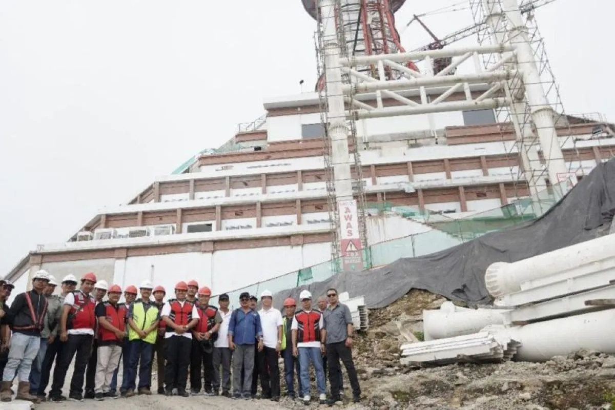 Proyek Turyapada Tower merupakan salah satu inisiatif penting yang diambil oleh Pemerintah Provinsi Bali, melalui Dinas Komunikasi, Informatika, dan Statistik (Diskominfos). Dengan tujuan untuk meningkatkan infrastruktur komunikasi dan informasi di Bali, proyek ini diharapkan dapat memberikan dampak positif bagi masyarakat, sektor pariwisata, dan ekonomi lokal secara keseluruhan. Dalam artikel ini, kita akan menggali lebih dalam mengenai proyek ini, termasuk tujuannya, perkembangan terkini, tantangan yang dihadapi, serta dampaknya terhadap masyarakat. Dengan informasi yang komprehensif, diharapkan pembaca dapat memahami pentingnya Turyapada Tower bagi Bali dan bagaimana hal ini akan membentuk masa depan infrastruktur komunikasi di daerah tersebut. 1. Tujuan dan Manfaat Proyek Turyapada Tower Proyek Turyapada Tower tidak hanya sekadar pembangunan fisik, tetapi memiliki tujuan yang lebih luas dan strategis untuk masyarakat Bali. Pertama-tama, tower ini dirancang untuk meningkatkan kualitas layanan komunikasi di seluruh wilayah Bali. Dengan pertumbuhan pesat dalam penggunaan perangkat mobile dan internet, kebutuhan akan sinyal yang kuat dan stabil menjadi lebih penting dari sebelumnya. Turyapada Tower diharapkan dapat menjawab tantangan ini dengan menyediakan cakupan sinyal yang lebih baik, termasuk di daerah-daerah terpencil yang selama ini mengalami kesulitan dalam mengakses layanan komunikasi. Selain itu, proyek ini juga bertujuan untuk mendukung sektor pariwisata Bali yang merupakan salah satu penggerak utama ekonomi daerah. Dengan kualitas layanan komunikasi yang lebih baik, wisatawan akan lebih mudah untuk mengakses informasi, melakukan reservasi, dan berbagi pengalaman mereka melalui media sosial. Ini tentu akan meningkatkan daya tarik Bali sebagai destinasi wisata unggulan. Selain itu, adanya Turyapada Tower diharapkan dapat mendukung pengembangan aplikasi berbasis teknologi yang akan mempermudah wisatawan dalam menjelajahi tempat-tempat wisata di Bali. Dari segi ekonomi, proyek ini juga diharapkan mampu menciptakan lapangan pekerjaan baru. Selama proses pembangunan, proyek ini akan menyerap tenaga kerja lokal, baik dalam hal konstruksi maupun pemeliharaan tower setelah selesai dibangun. Dengan demikian, proyek Turyapada Tower tidak hanya berdampak pada infrastruktur komunikasi, tetapi juga pada peningkatan kesejahteraan masyarakat melalui penciptaan lapangan kerja. 2. Status dan Perkembangan Proyek Turyapada Tower Hingga saat ini, proyek Turyapada Tower telah memasuki tahap lanjutan setelah sebelumnya mengalami beberapa proses perencanaan dan pengkajian yang mendalam. Diskominfos Bali menargetkan penyelesaian proyek ini pada tanggal 4 Juli 2024. Pada tahap ini, sejumlah langkah strategis telah diambil untuk memastikan bahwa proyek ini berjalan sesuai rencana dan tepat waktu. Beberapa aspek penting yang perlu dicatat mengenai perkembangan proyek ini adalah pemilihan lokasi yang strategis dan pemanfaatan teknologi terbaru dalam pembangunan tower. Lokasi tower akan dipilih berdasarkan analisis cakupan sinyal yang memadai, serta pertimbangan dampak lingkungan. Pihak Diskominfos bekerja sama dengan berbagai pemangku kepentingan, termasuk masyarakat setempat, untuk memastikan bahwa pembangunan tower dapat diterima dan memberikan manfaat yang maksimal. Dalam rangka mencapai target penyelesaian, Diskominfos juga telah melakukan tender untuk kontraktor yang akan menangani proyek ini. Pemilihan kontraktor dilakukan secara transparan dan berlandaskan pada pengalaman serta kapabilitas dalam proyek sejenis. Dengan adanya kontraktor yang handal, diharapkan proses pembangunan dapat berjalan dengan efisien dan efektif. Sebagai bagian dari upaya komunikasi kepada masyarakat, Diskominfos juga aktif melakukan sosialisasi tentang proyek ini. Masyarakat diberikan informasi mengenai manfaat dan dampak positif dari pembangunan tower, serta diberi kesempatan untuk memberikan masukan. Hal ini penting untuk menciptakan keterlibatan masyarakat dalam proyek yang berdampak langsung pada kehidupan mereka. 3. Tantangan dalam Pembangunan Turyapada Tower Setiap proyek infrastruktur besar pasti menghadapi berbagai tantangan, dan proyek Turyapada Tower tidak terkecuali. Salah satu tantangan utama adalah memastikan keberlanjutan lingkungan selama proses pembangunan. Bali dikenal dengan keindahan alamnya, dan setiap proyek pembangunan harus dilakukan dengan mempertimbangkan dampaknya terhadap ekosistem lokal. Oleh karena itu, Diskominfos melakukan kajian lingkungan yang mendalam sebelum memulai pembangunan untuk meminimalkan dampak negatif terhadap lingkungan. Selain itu, tantangan lain yang dihadapi adalah keterlibatan masyarakat dalam proses pembangunan. Beberapa masyarakat mungkin memiliki kekhawatiran terkait dampak pembangunan terhadap kehidupan sehari-hari mereka. Untuk mengatasi hal ini, Diskominfos melakukan pendekatan proaktif dengan mengadakan pertemuan dan diskusi dengan warga setempat, serta memberikan informasi yang jelas tentang manfaat proyek. Hal ini penting untuk membangun kepercayaan dan memastikan bahwa masyarakat merasa dilibatkan dalam proses keputusan. Tantangan finansial juga dapat menjadi kendala dalam kelancaran proyek. Pengadaan dana yang cukup untuk menyelesaikan proyek tepat waktu adalah hal yang krusial. Oleh karena itu, Diskominfos harus memastikan bahwa anggaran yang tersedia dikelola dengan baik dan digunakan secara efisien. Kerjasama dengan pihak swasta dan investor juga bisa menjadi solusi untuk mendukung pembiayaan proyek ini. 4. Dampak Jangka Panjang Proyek Turyapada Tower bagi Masyarakat Bali Ketika proyek Turyapada Tower selesai, dampaknya terhadap masyarakat Bali diharapkan akan sangat signifikan. Dengan peningkatan kualitas layanan komunikasi, masyarakat akan mendapatkan akses informasi yang lebih baik, yang pada gilirannya dapat meningkatkan partisipasi mereka dalam berbagai aspek kehidupan, termasuk pendidikan dan kesehatan. Informasi yang cepat dan akurat akan membantu masyarakat dalam membuat keputusan yang lebih baik dalam kehidupan sehari-hari mereka. Dari segi ekonomi, proyek ini diharapkan mampu meningkatkan daya saing industri pariwisata di Bali. Akses yang lebih baik terhadap layanan komunikasi akan memungkinkan pelaku usaha di bidang pariwisata untuk menawarkan layanan yang lebih baik kepada wisatawan, dan ini akan berdampak positif pada pendapatan mereka. Selain itu, dengan adanya tower ini, diharapkan akan ada pengembangan lebih lanjut dari aplikasi dan platform digital yang mendukung pariwisata, yang pada akhirnya dapat menciptakan lebih banyak peluang bagi masyarakat lokal. Dengan adanya Turyapada Tower, Bali juga bisa dipromosikan sebagai daerah yang ramah teknologi dan siap bersaing di pasar global. Keberadaan infrastruktur komunikasi yang baik akan menarik perhatian investor dan pelaku usaha dari luar daerah untuk berinvestasi di Bali. Hal ini bisa menjadi pendorong untuk pertumbuhan ekonomi yang lebih inklusif dan berkelanjutan di Bali.