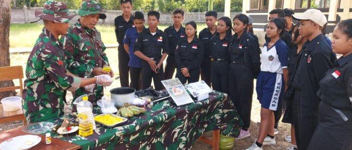 Personel Yonif 741/Garuda Nusantara Sosialisasikan Pembuatan Kue Beppa Janda di Buleleng Bali